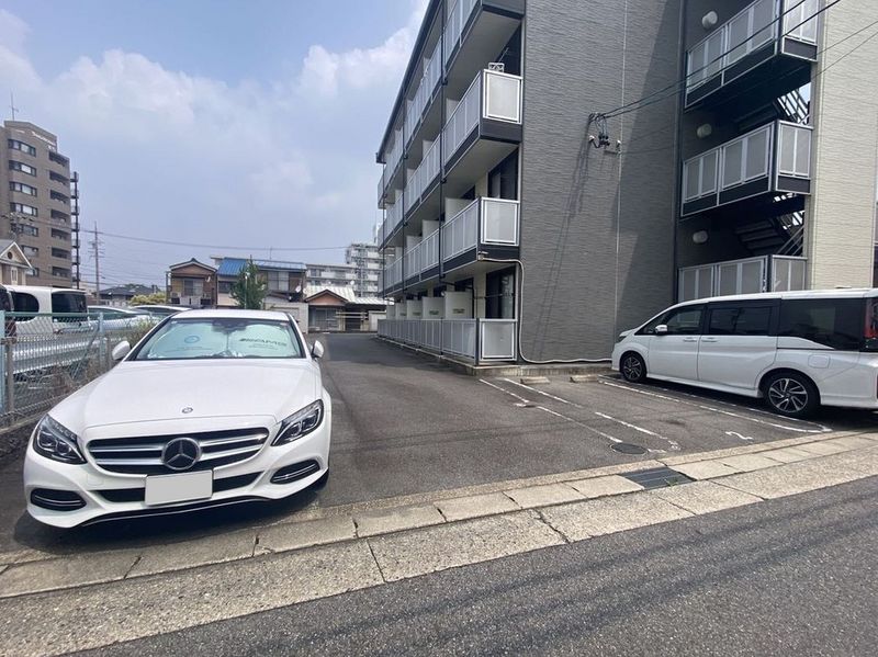 レオパレス玉楽 駐車場