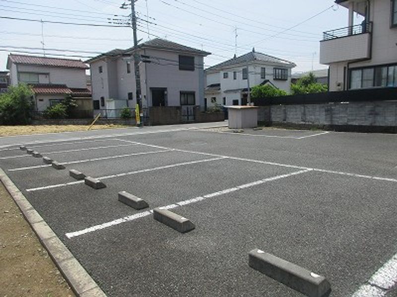レオネクストアロサール 駐車場