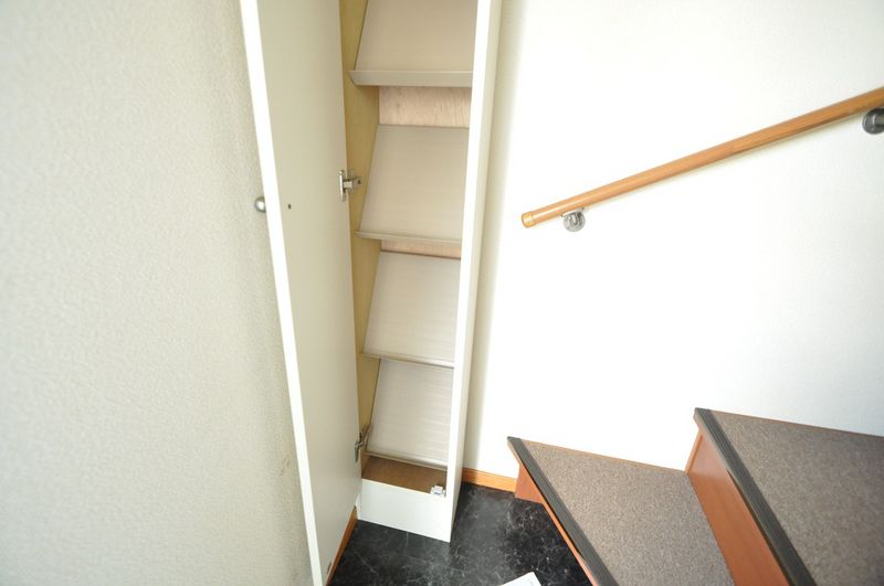 レオパレスはるか 玄関