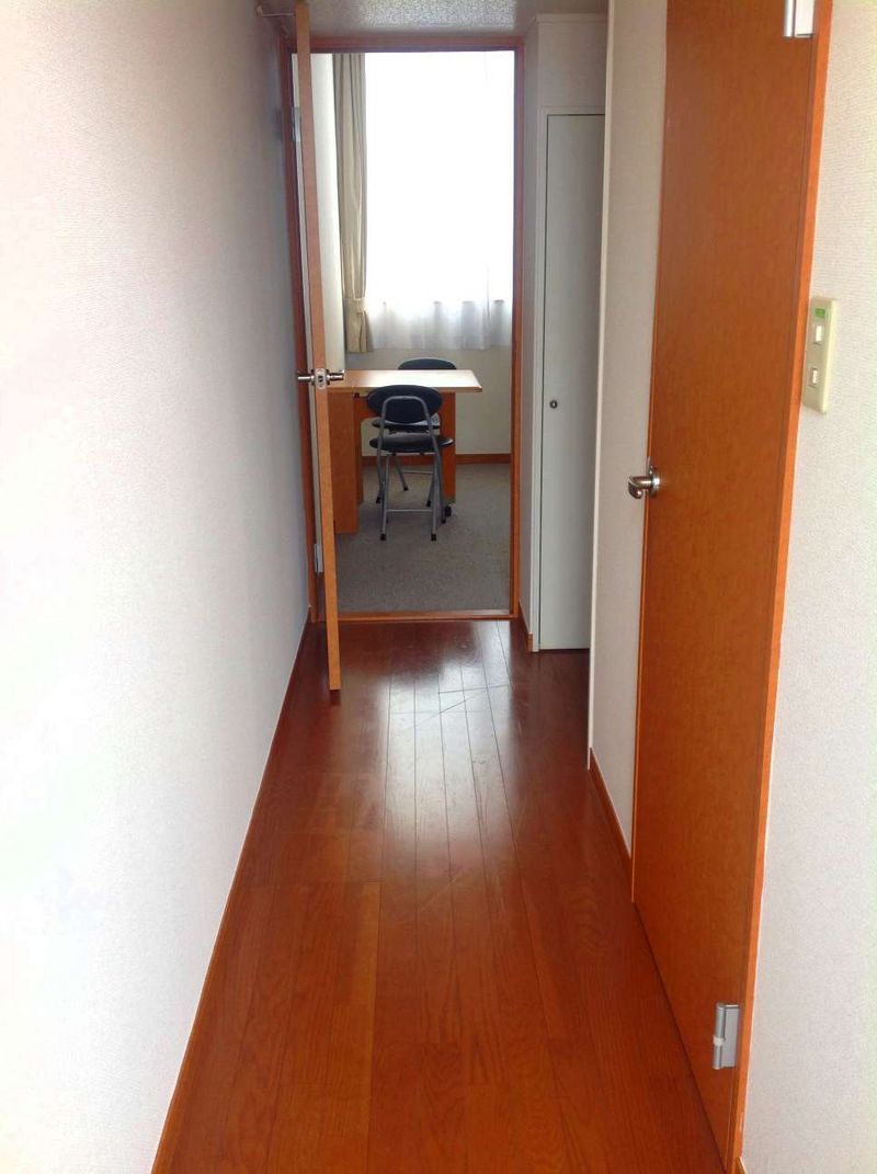 レオパレスフラミンゴ 玄関