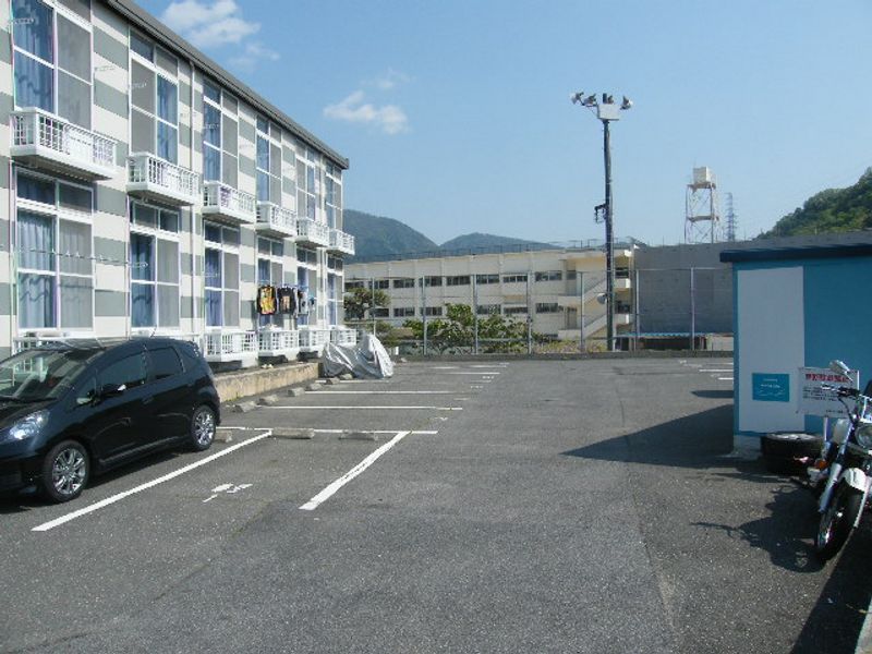 レオパレス若葉 駐車場