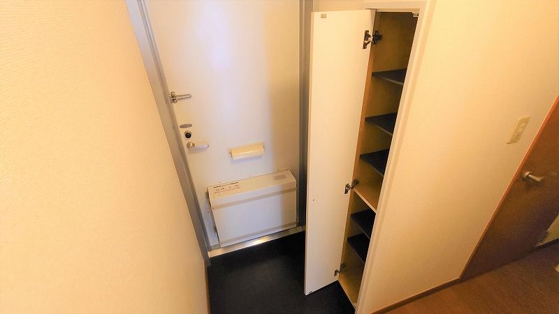 レオパレスカルチェ 玄関