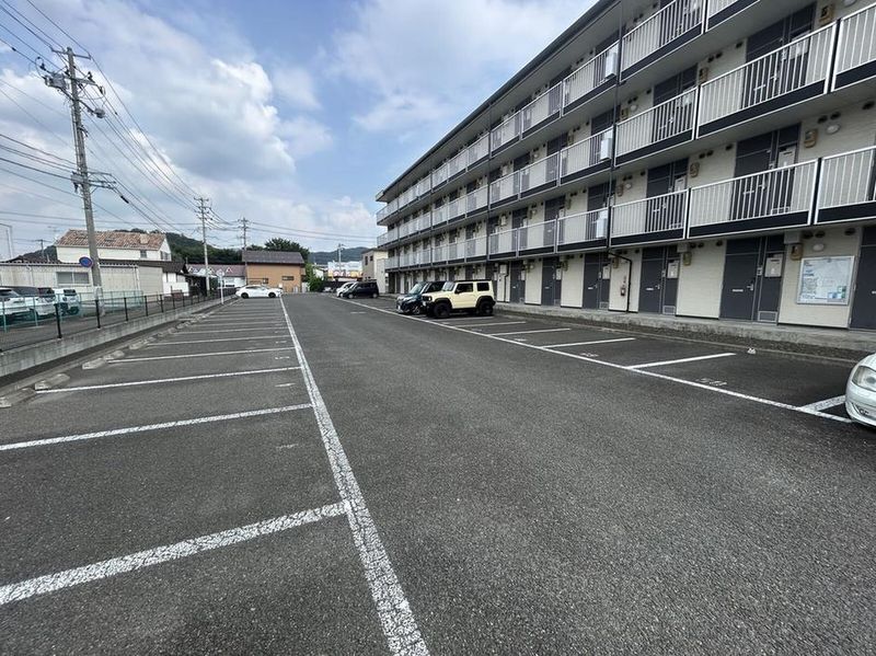 レオパレスニュートリノミラージ 駐車場