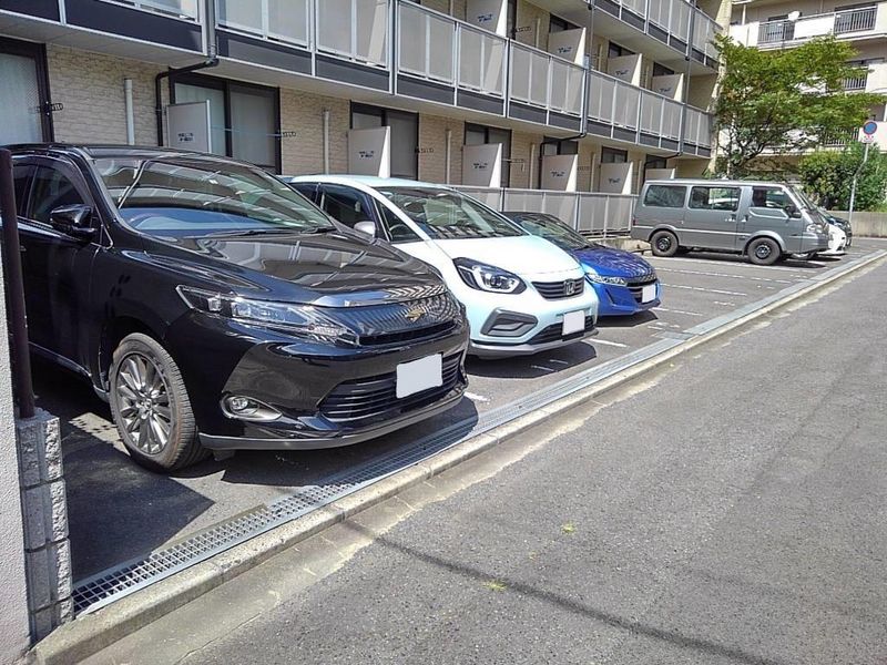 レオパレスグルーデテンポ 駐車場