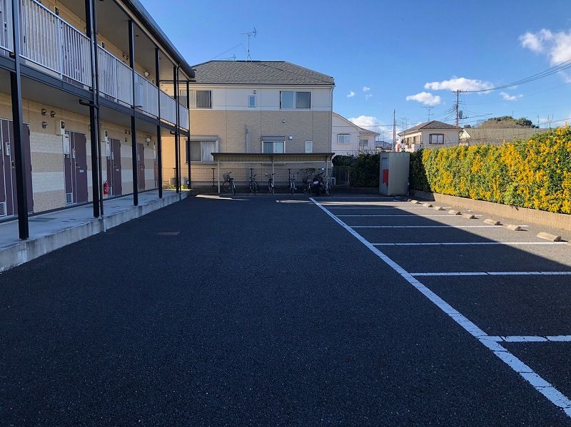 レオパレスフルール 駐車場