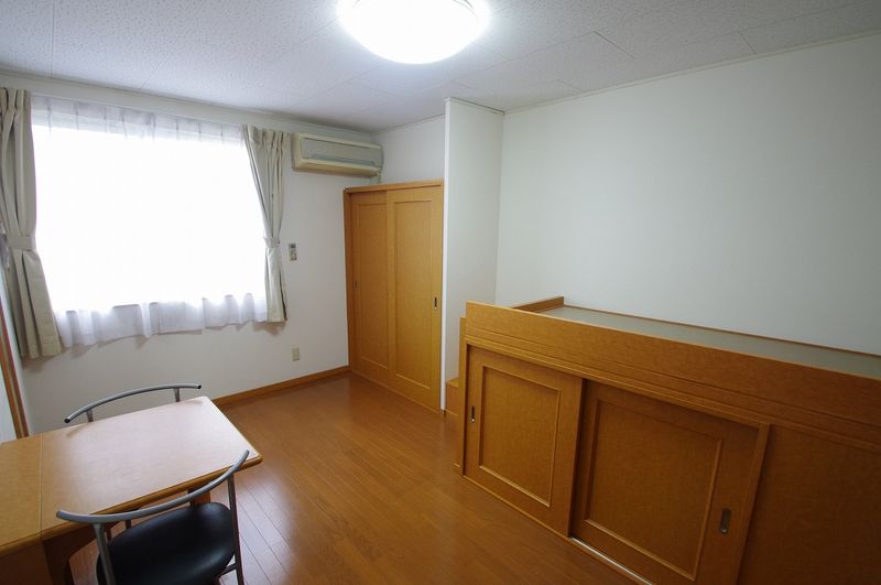 レオパレスプラティニ 居間