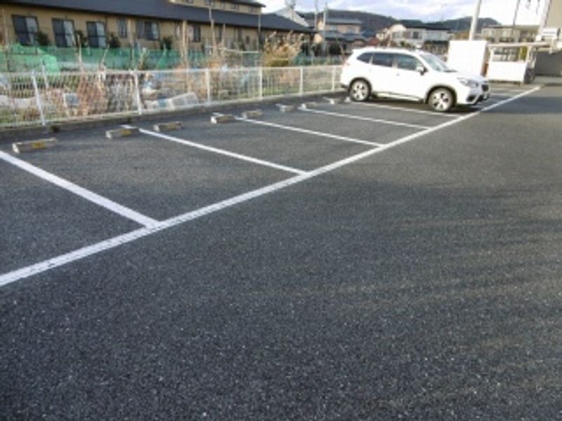 レオパレスロハスＤ 駐車場