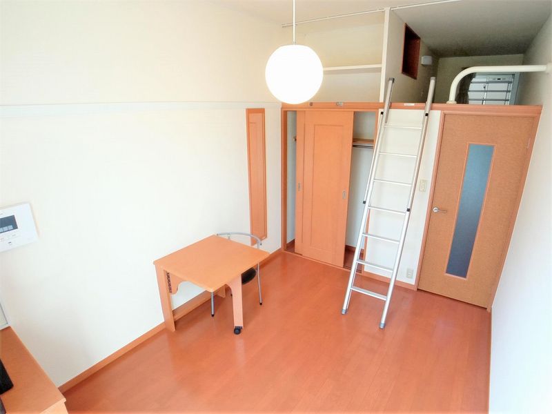 レオパレスエスト千間台 居間