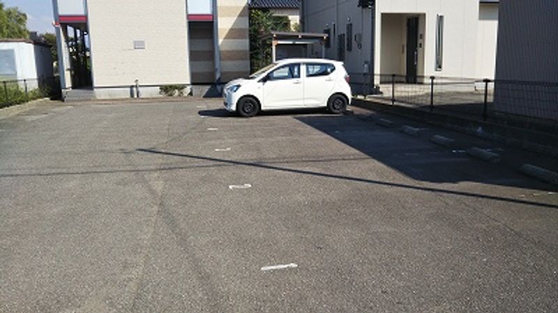 レオパレスホンマチ 駐車場