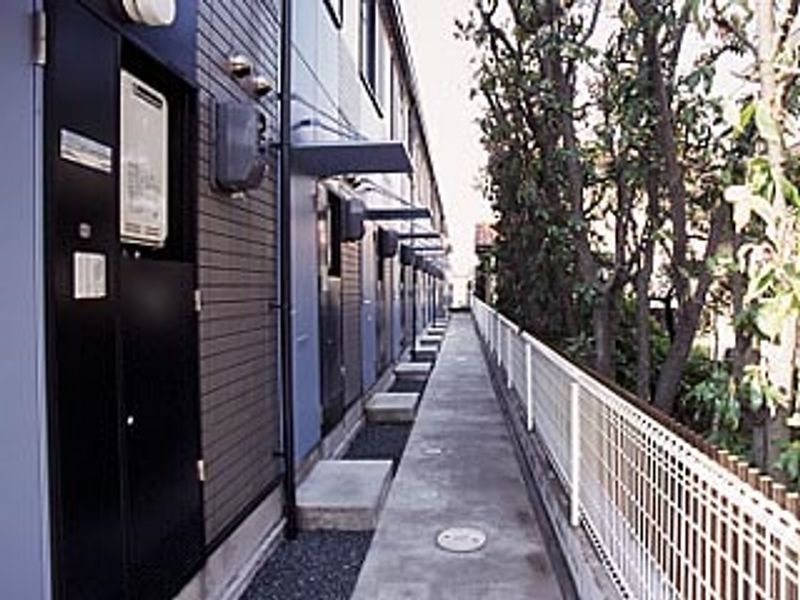 レオパレスボムール 玄関