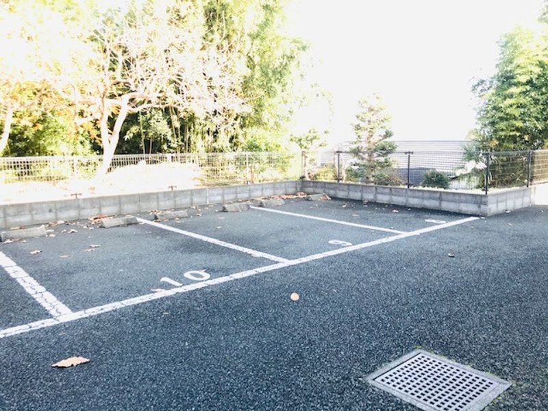レオパレスオークリーフ 駐車場