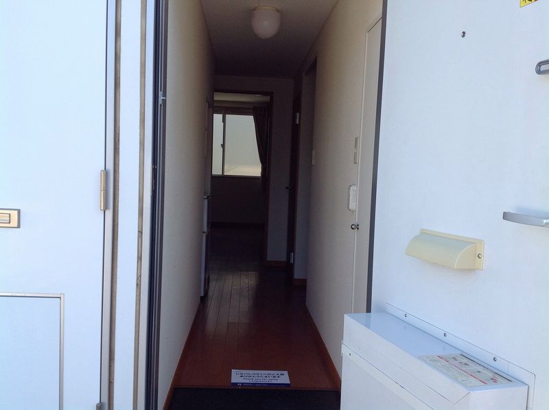 レオパレスコゥジィーＢ 玄関