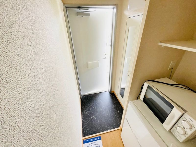 レオパレステルミック 玄関