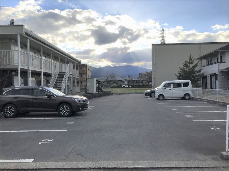 レオパレスカマン　オレイエ 駐車場