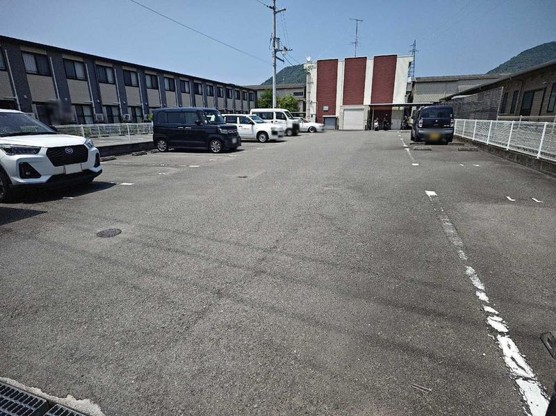 レオネクストミイソレイユ 駐車場