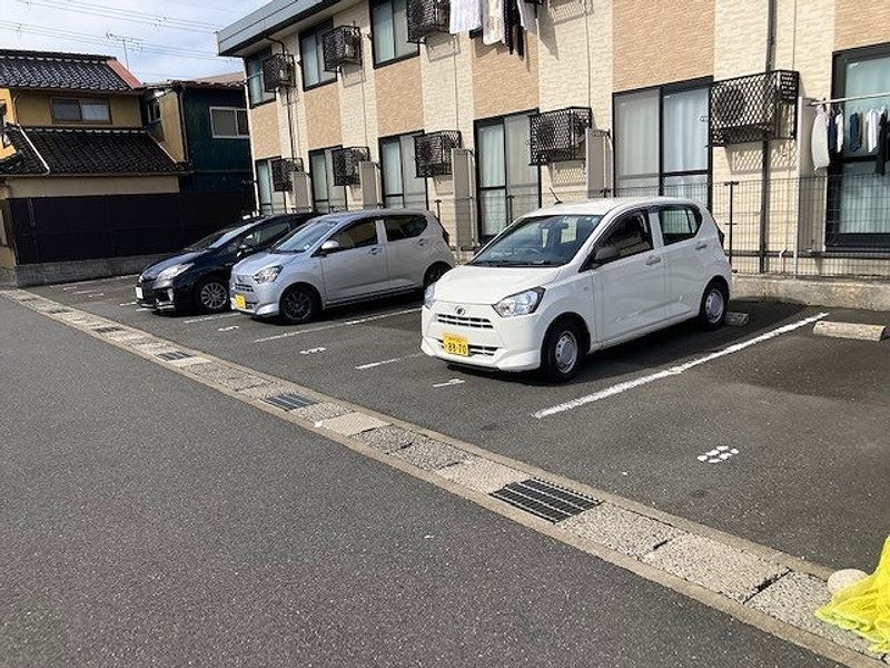 レオパレスステイブルー１２ 駐車場
