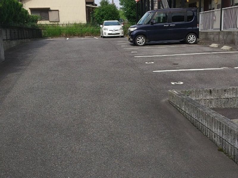 レオパレスＫ＆Ｔ　鴛鴨 駐車場