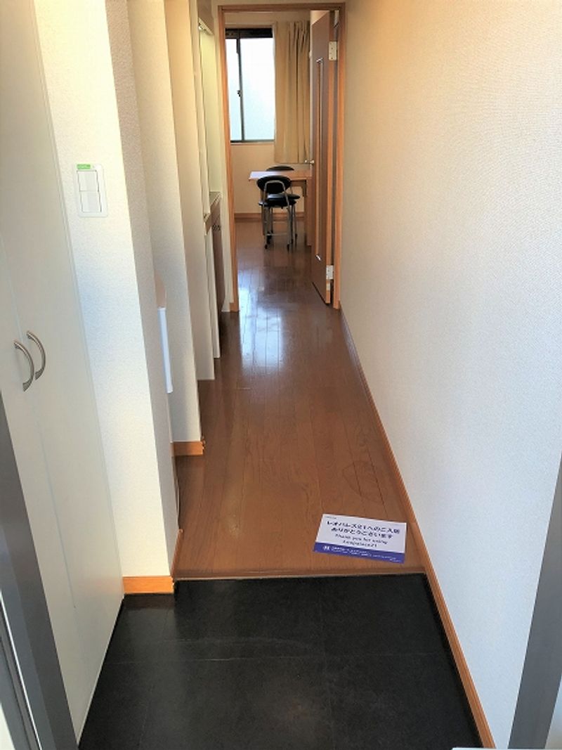 レオパレスコラテラル 玄関