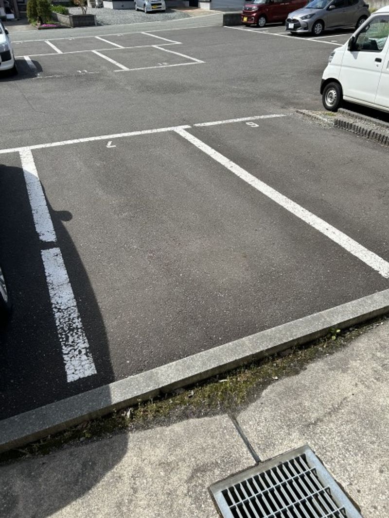 レオパレスプレミール 駐車場