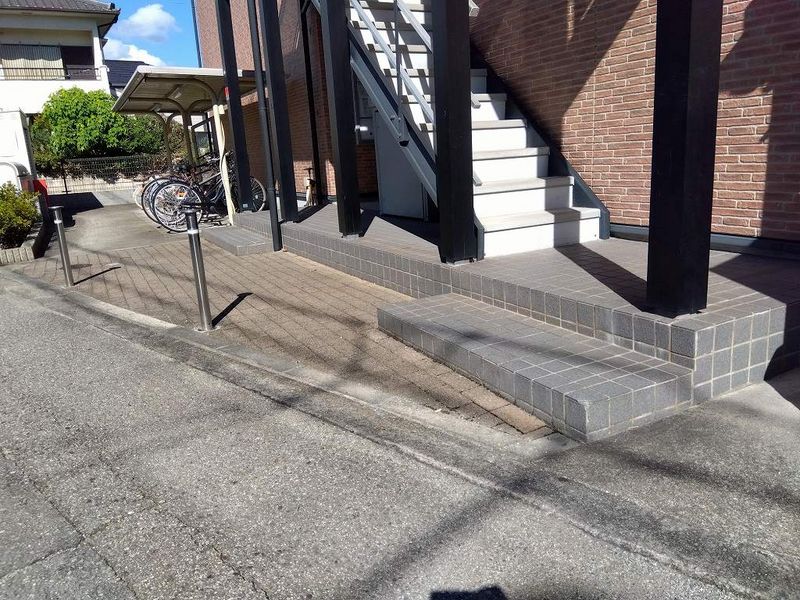 レオパレス赤れんが エントランス