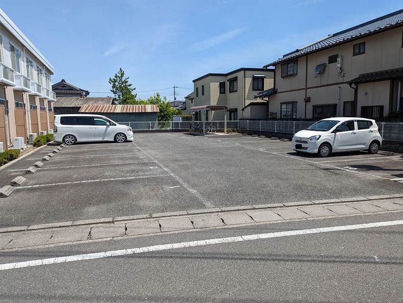 レオパレスファミール 駐車場