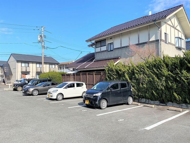レオパレスメゾン福生 駐車場