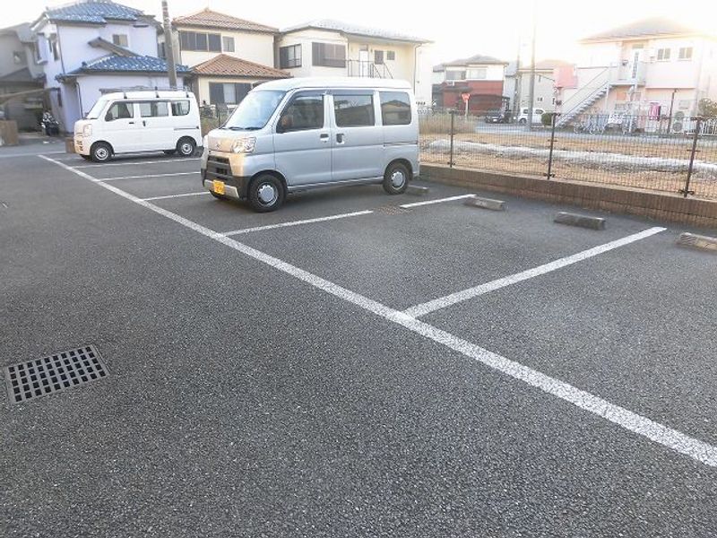 レオパレスフレッサ 駐車場
