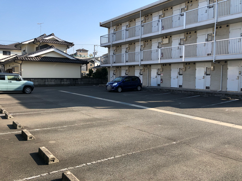 レオパレス若葉 駐車場