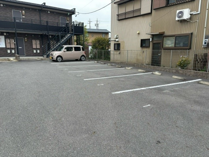 レオネクストＴａｋｕｍｉ 駐車場