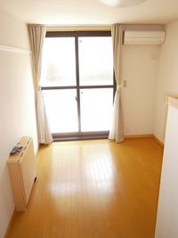 レオパレス伊勢吉 居間