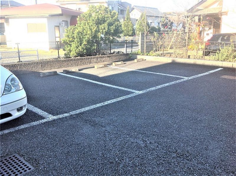 レオパレスササ井 駐車場
