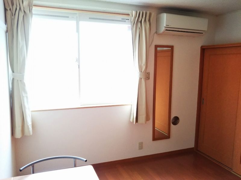 レオパレスカトレア 居間