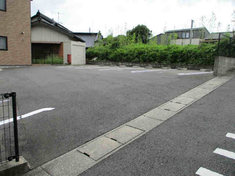 レオネクスト苅田 駐車場