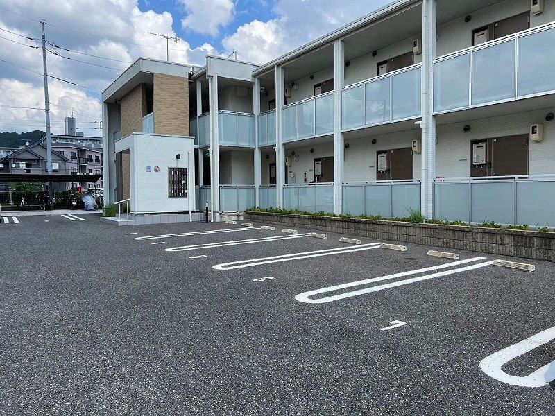 レオネクストカーサカメヤマ 駐車場