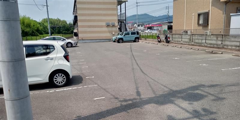 レオパレス瀬戸西 駐車場