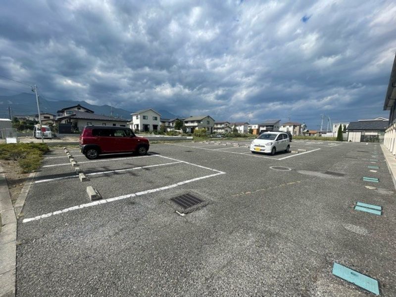 レオパレス穂高 駐車場