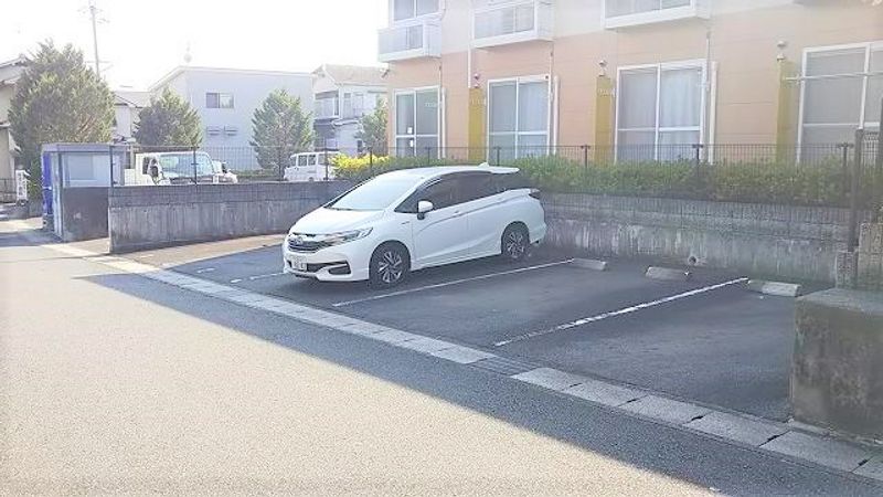 レオパレス唐崎ヶ丘 駐車場