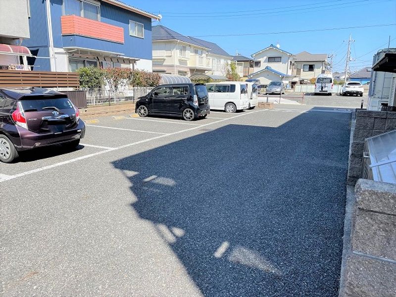 レオパレスエスト逆井 駐車場