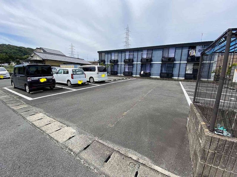 レオパレス日の出 駐車場