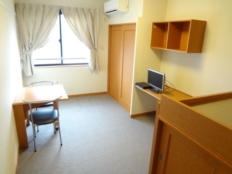 レオパレス妙興寺 居間