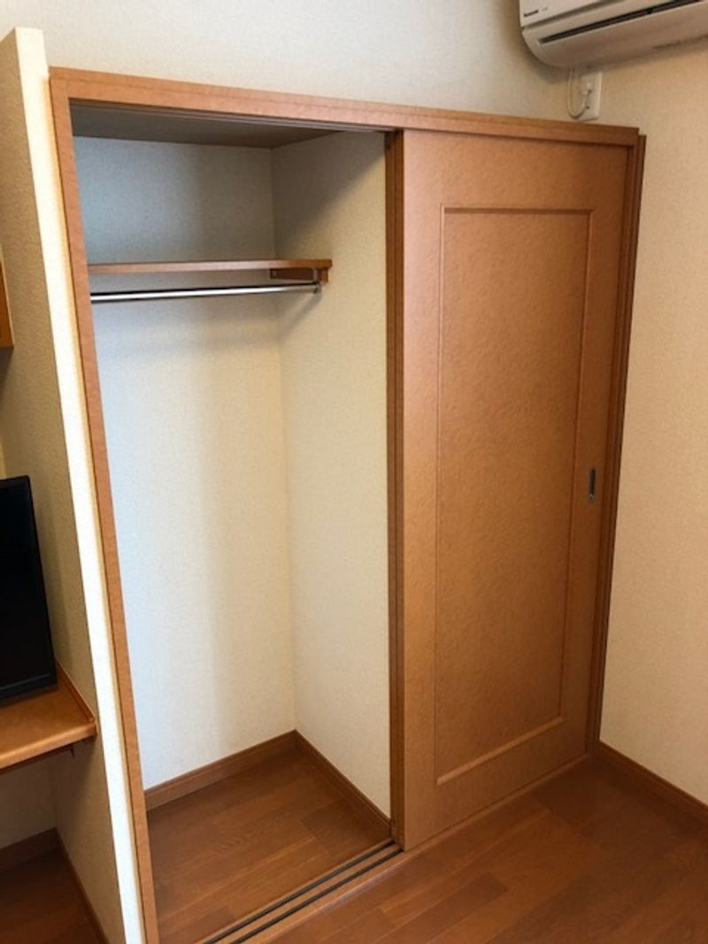 レオパレススリータウン 収納