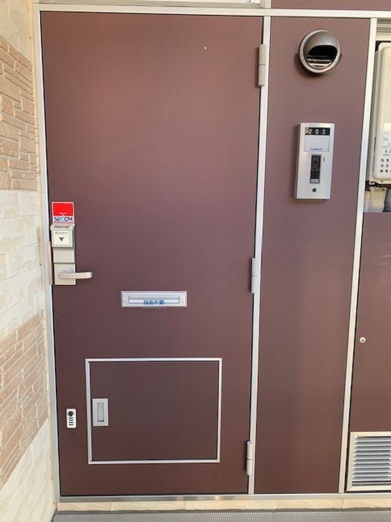 レオパレスエルフ仁川 玄関