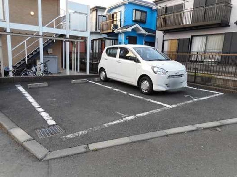 レオパレスフォーエヴァー 駐車場
