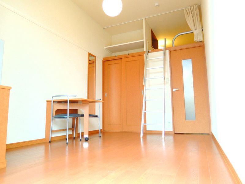 レオパレスシェソワⅡ 居間