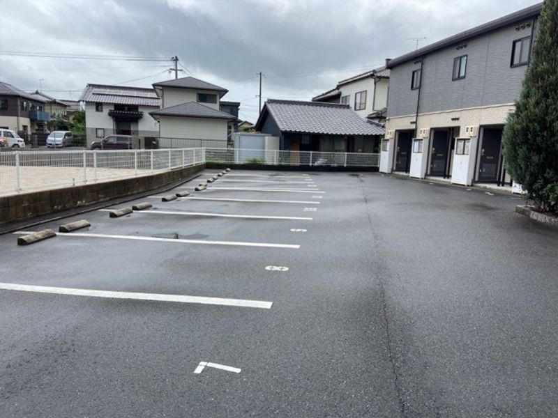 レオパレス錦見砂原 駐車場