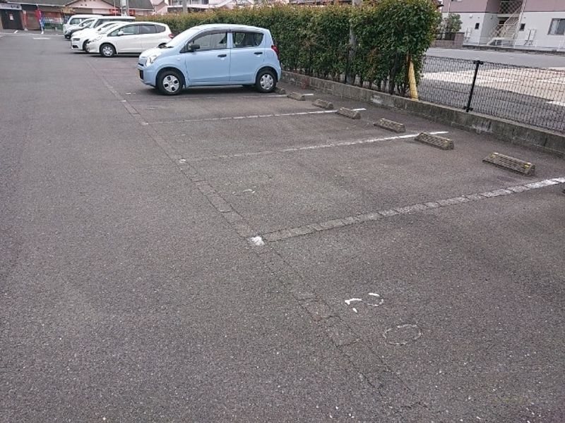 レオパレスリモン 駐車場