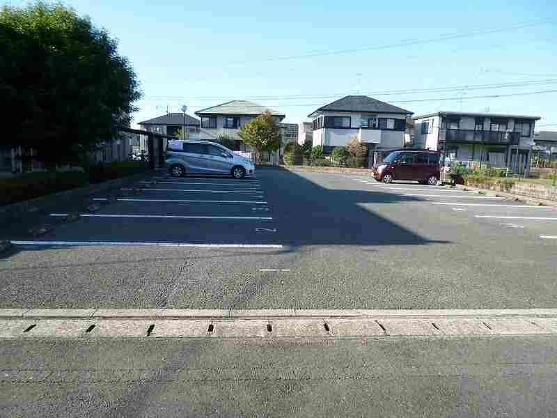 レオパレス里 駐車場