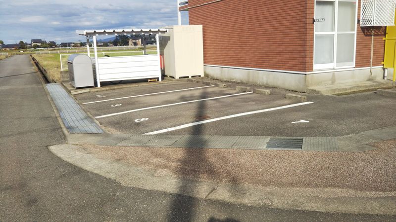 レオパレスサンハイム福久 駐車場
