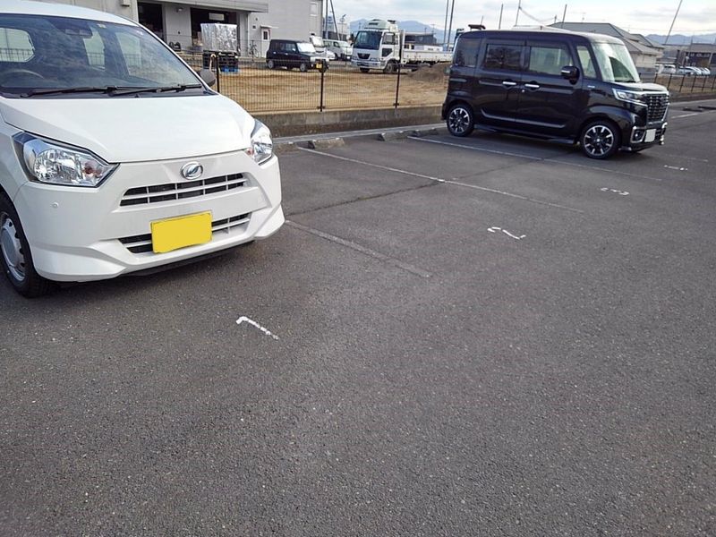 レオパレスキュルティ上林 駐車場