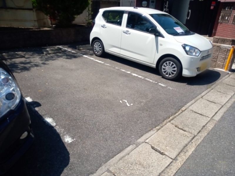 レオパレスやまと 駐車場
